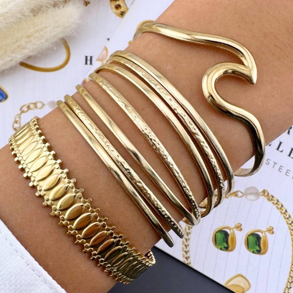 Elegant Gold Cuff Bracelet. 18K Gold Plated Steel. - Picture 4 of 4